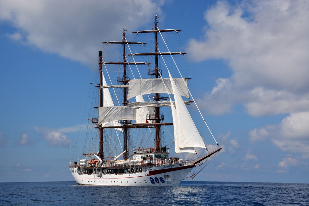 Những cánh buồm dần mở ra trong quá trình tác nghiệp buồm.